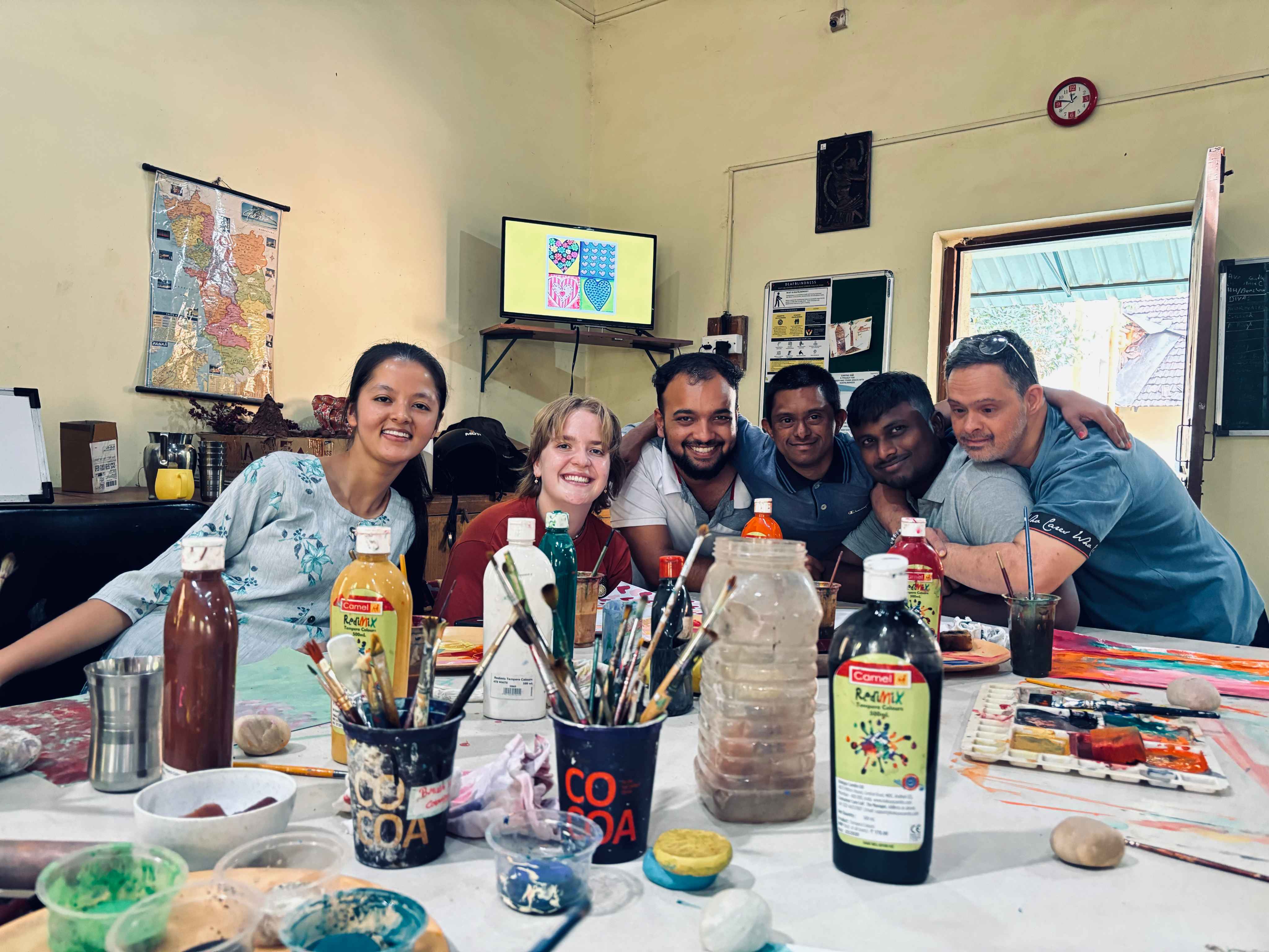 Vrijwilligers en begeleiders tijdens een creatieve groepsworkshop