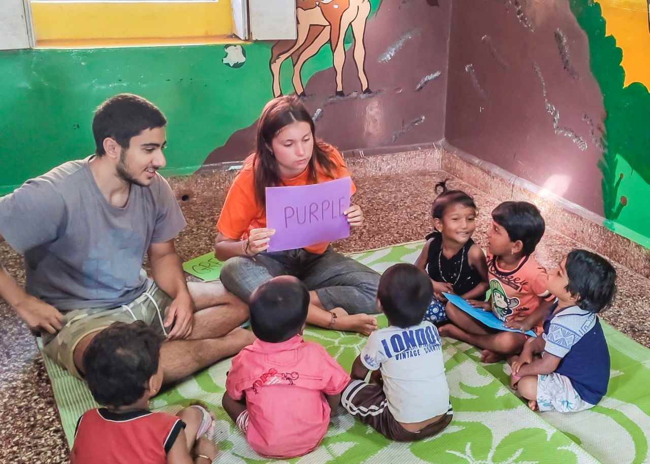 Twee vrijwilligers tijdens een educatieve activiteit met kinderen